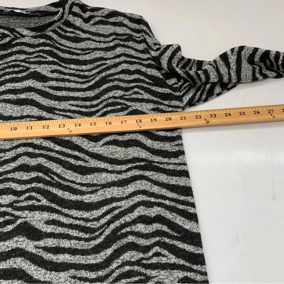 Zara Top Shirt Woman Medium  Zebra Print Boxy Black‎ Gray 3/4 Sleeve Soft Light - Picture 9 of 9